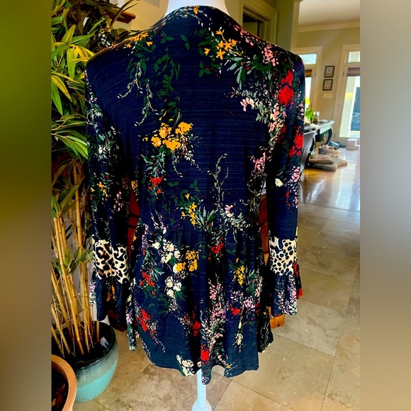 Cupio ladies, long sleeve baby doll style V-neck blouse, NWOT size medium - Picture 7 of 14